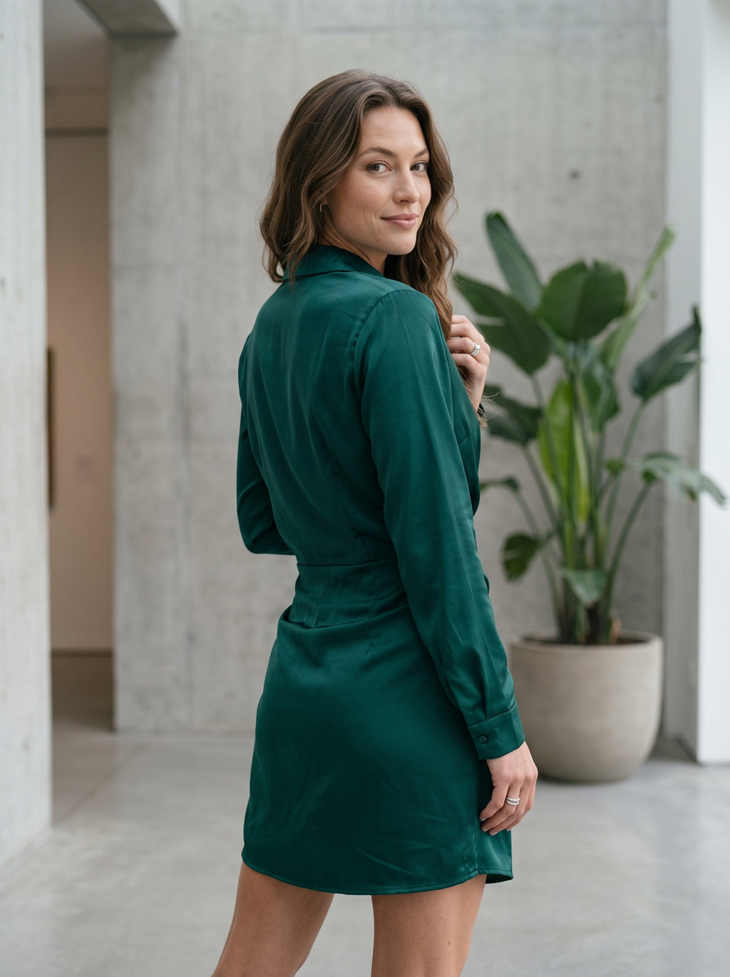 Sophisticated Satin Shirt Dress - Elegant Fitted Mini Dress with Long Sleeves & Collar Perfect for Evening Events